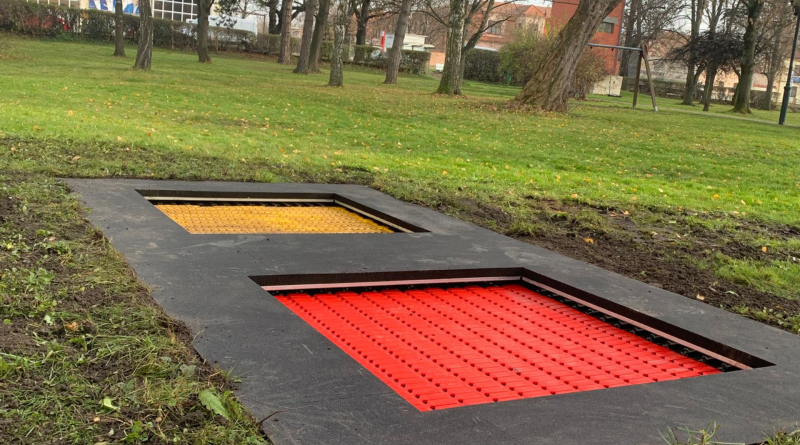 foto trampolínek v parku za školou