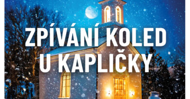 úvodní obrázek zpívání koled u kapličky